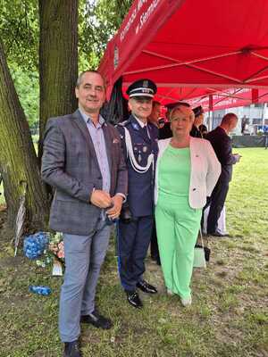 Na zdjęciu widoczny jest Komendant Miejski Policji w Siemianowicach Śląskich wraz z Prezesem i Wiceprezesem Stowarzyszenia Emerytów i Rencistów Policyjnych w Siemianowicach Śląskich