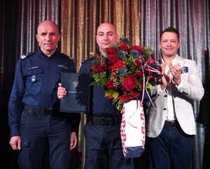 Zdjęcie przedstawia I Zastępca Komendanta Głównego Policji nadinspektora Romana Kustera z dzielnicowym starszym posterunkowym Marcinem Drewniokiem i aktorem serialu
