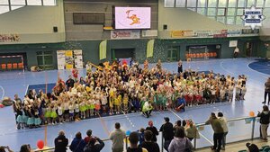 Zdjęcie przedstawia wszystkich zebranych, przedszkolaków i gościa na spartakiadzie