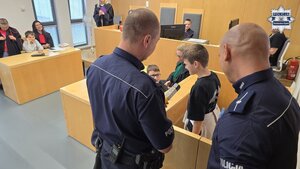 Zdjęcie przedstawia policjantów w trakcie pokazowego badania trzeźwości