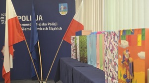 Zdjęcie przedstawia flagi Polski i Unii Europejskiej oraz prezenty dla dzieci