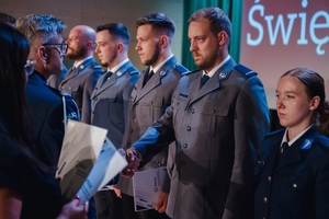 Zdjęcie przedstawia policjantów oczekujących na wręczenie listu okolicznościowego