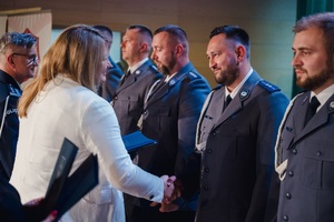 Na zdjęciu widoczni są wyróżnieni policjanci nagrodami z urzędu miasta