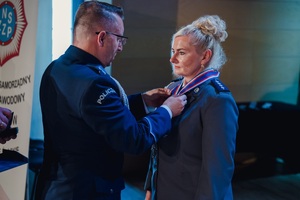 Na zdjęciu widoczna jest policjantka uhonorowana medalem związkowym