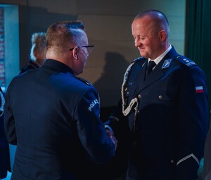 Zdjęcie przedstawia Zastępcę Komendanta Miejskiego Policji w Siemianowicach Śląskich wyróżnionego medalem związkowym