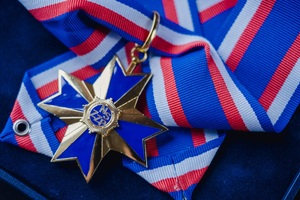 Zdjęcie przedstawia policyjny związkowy medal