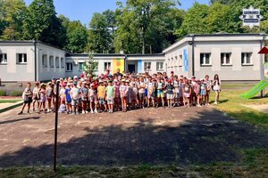 Zdjęcie grupowe zebranych uczestników wraz z prowadzącymi zajęcia profilaktyczne