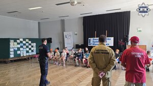 Na zdjęciu widoczny jest policjant, ratownik i strażak